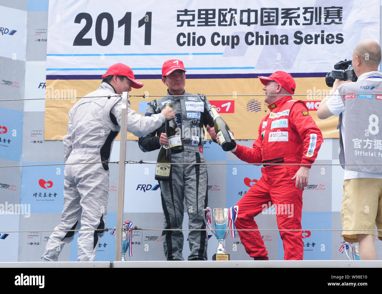 Hong Kong cantante e attore Aaron Kwok (C) celebra la vittoria sul podio durante 2011 Clio Cup serie di Cina a Shanghai in Cina, 21 agosto 2011. Foto Stock