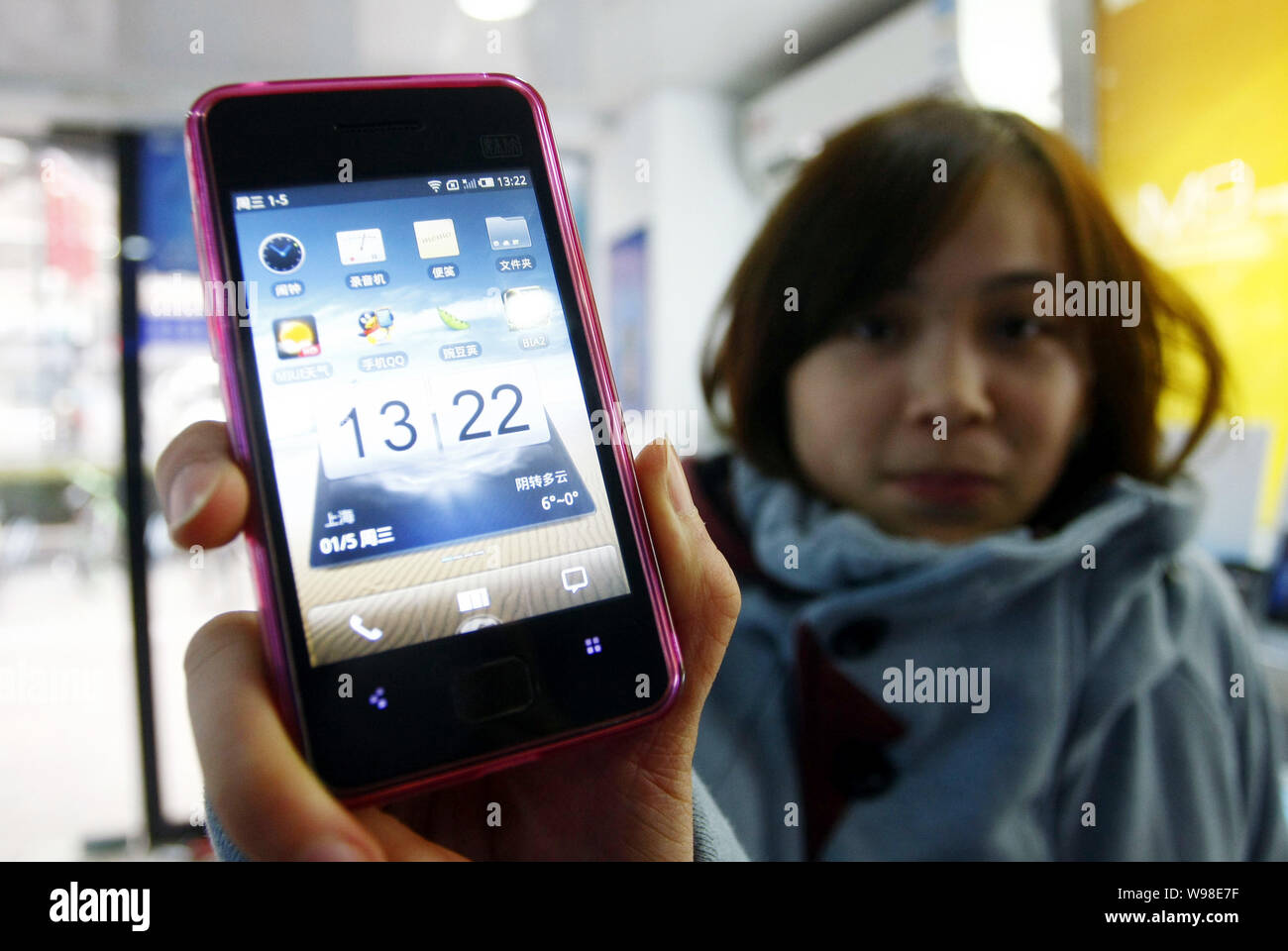 Un cliente cinese mostra il Meizu M9 smartphone a un Meizu mobile phone store in Cina a Shanghai, 5 gennaio 2011. La Cina Telecom Industria associ Foto Stock