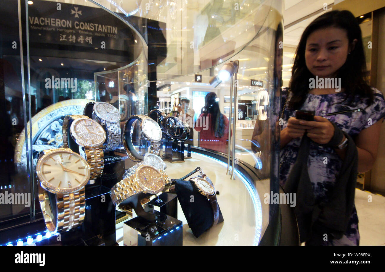 --FILE--una donna cinese guarda Vacheron Constantin orologi essendo presentati presso un centro commerciale per lo shopping nella città di Zhengzhou, porcellane centrale provincia di Henan, 10 S Foto Stock