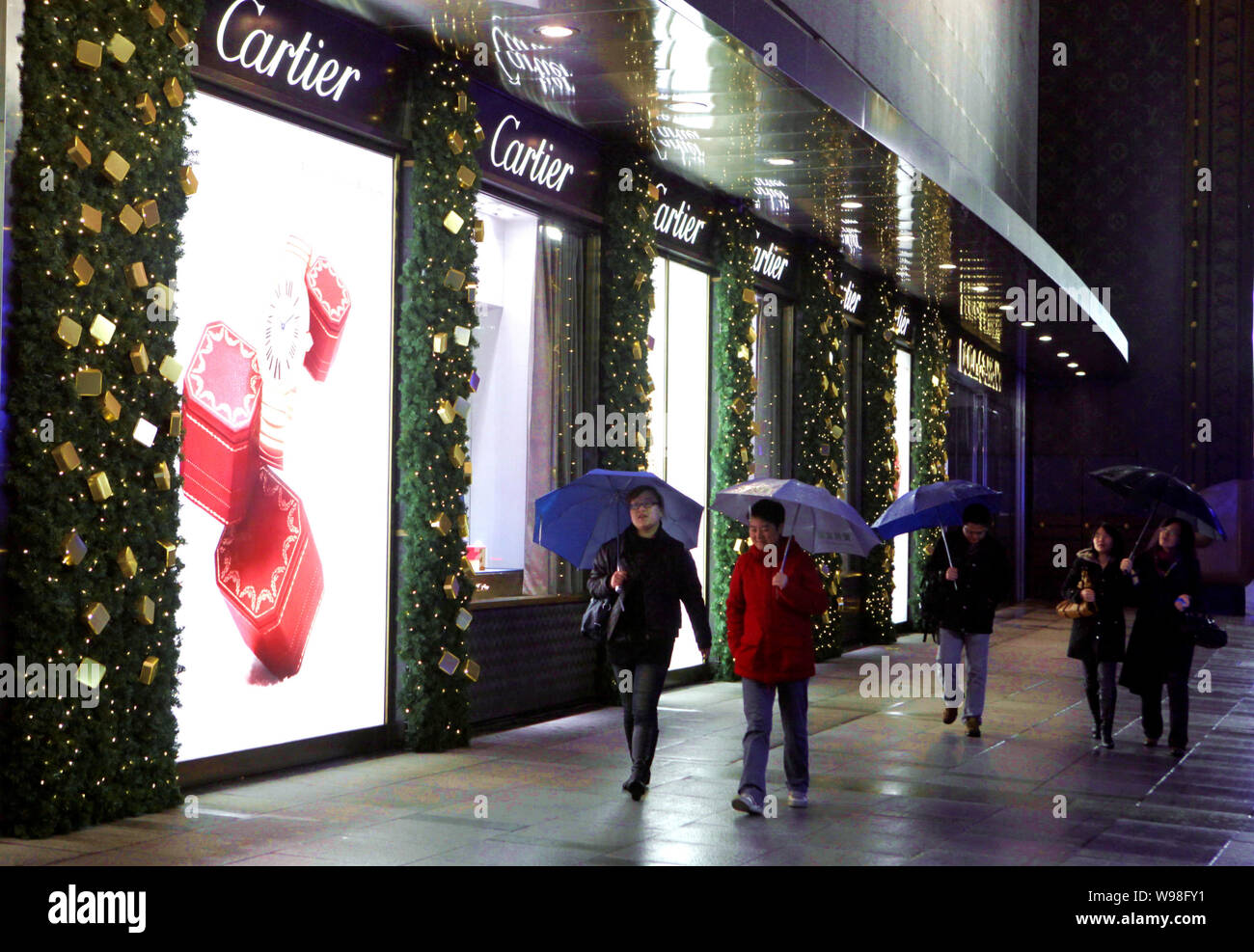 --File-- residenti locali a piedi passato una boutique Cartier a Shanghai in Cina, 13 dicembre 2010. Come Chinas appetito per le etichette di lusso di barili in avanti, f Foto Stock