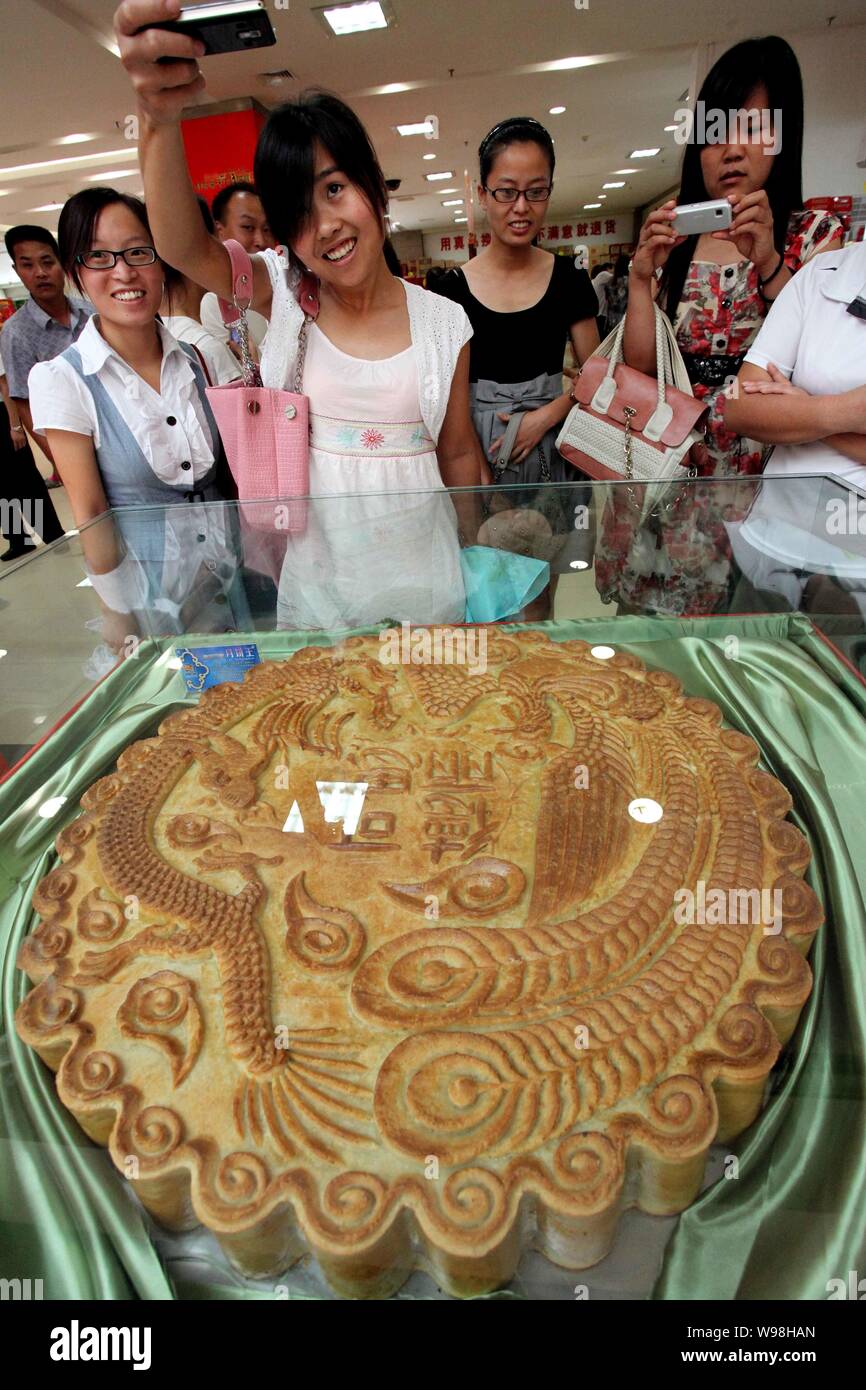 Un enorme mooncake attrae molti clienti in un negozio in Xuchang, porcellane centrale provincia di Henan, 1 settembre 2011. Il cinese tradizionale di metà autunno Festiva Foto Stock