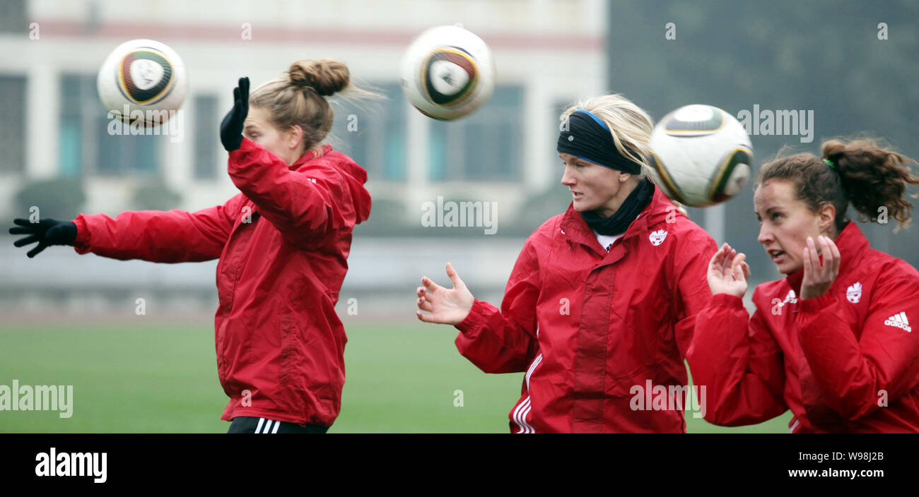 I giocatori di calcio della nazionale canadese womens soccer team pratica durante una sessione di formazione per il 2011 Womens Torneo Quattro Nazioni a Chongqing, Foto Stock