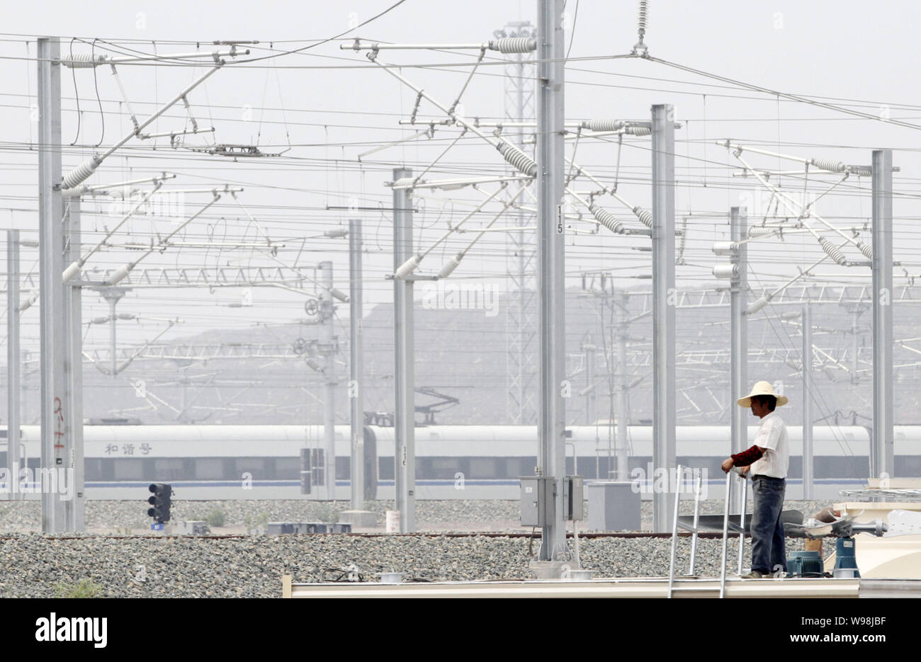 Un CRH (Cina ferrovia ad alta velocità ferroviaria corre attraverso la Nanjing Stazione Ferroviaria Sud, parte dell'Beijing-Shanghai ad alta velocità ferroviaria, progetto in Nan Foto Stock