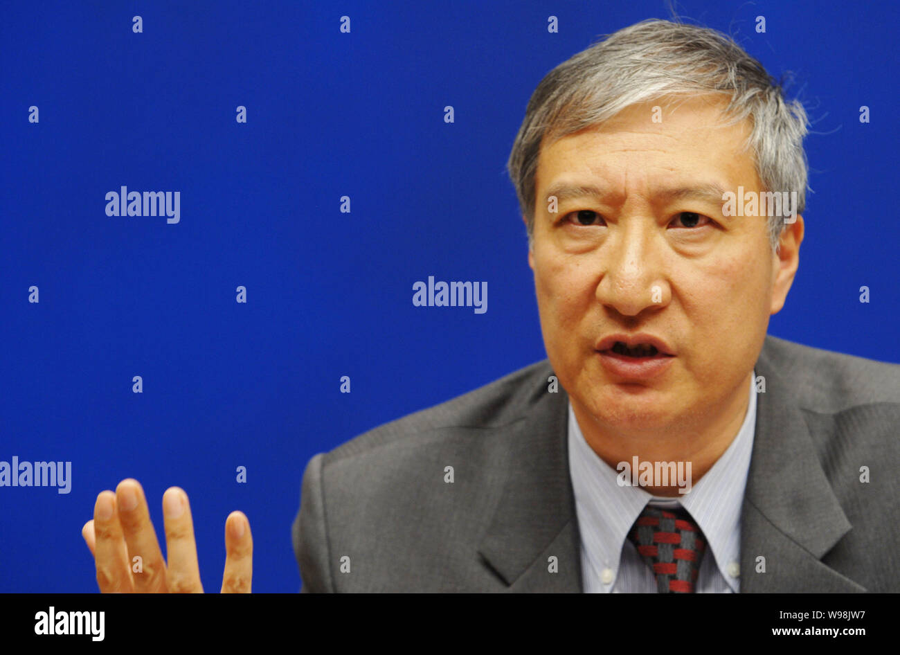 Tian Lipu, direttore dello stato della Proprietà Intellettuale Ufficio (SIPO), parla nel corso di una conferenza stampa a Pechino in Cina, 21 aprile 2011. Un intellettuale Foto Stock