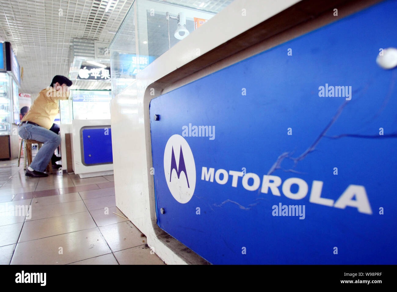 --FILE--i clienti cinesi shop per i cellulari Motorola in una centralina elettronica sul mercato dei prodotti in Cina a Shanghai, 15 aprile 2011. Motorola Mobility tenere premuto Foto Stock