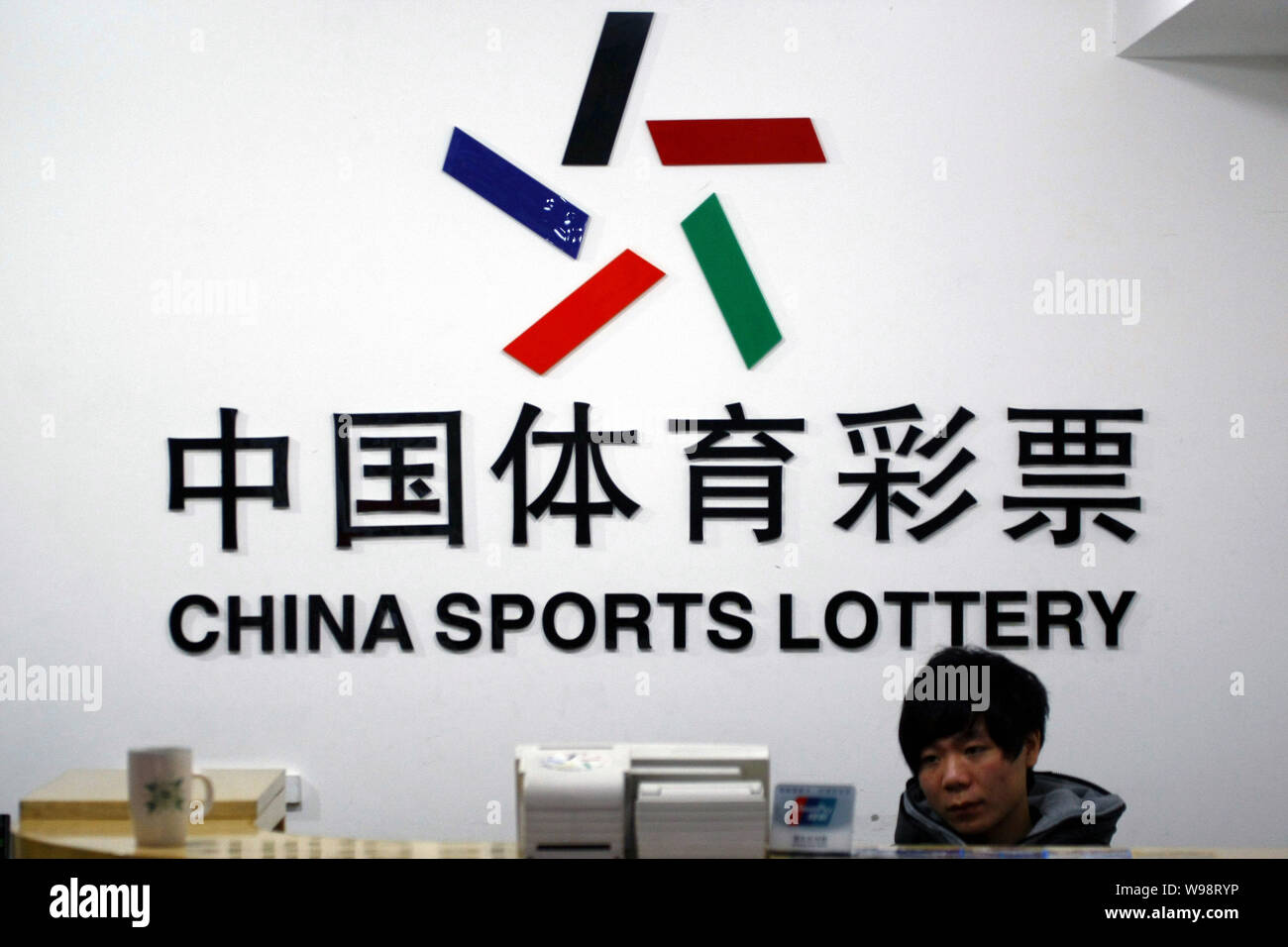 Un personale cinese è visto in un ufficio vendite del China Sport lotteria in Cina a Shanghai, Dicembre 15, 2010. Lotteria di porcellane vendite nel 2010 rose 25.5 Foto Stock