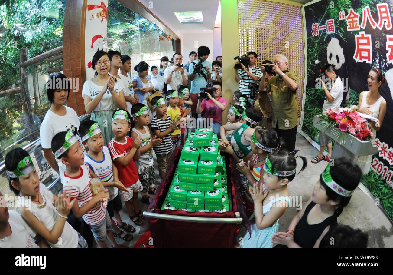 I bambini nati in agosto e altri si riuniscono insieme per festeggiare il compleanno di panda in un panda exhibition hall di Wenling, est Chinas nella provincia di Zhejiang, Foto Stock