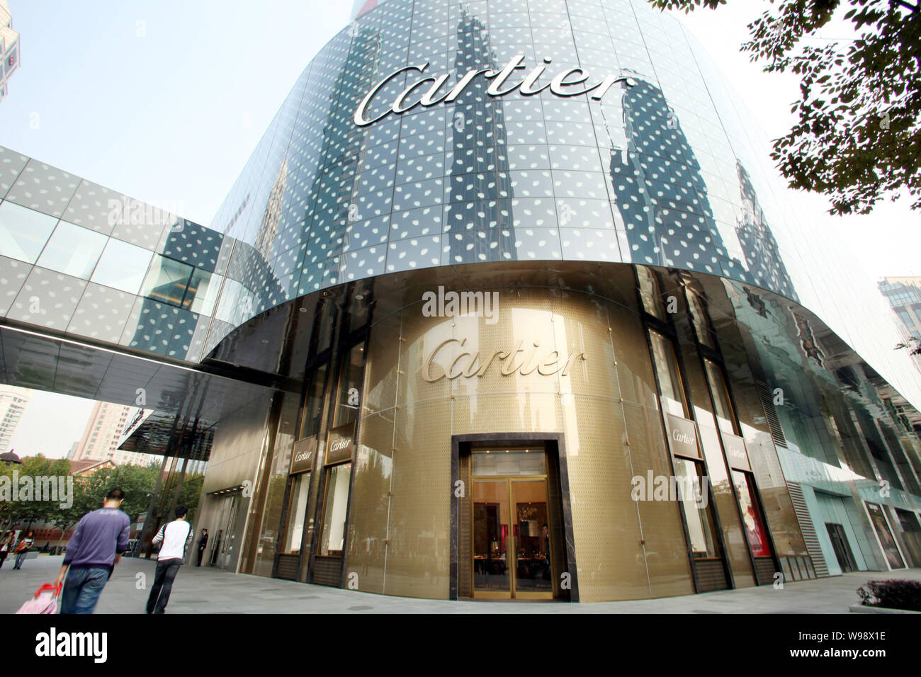 --FILE--i residenti locali a piedi passato una boutique Cartier a Hong Kong Plaza in Cina a Shanghai, 15 ottobre 2010. Cartier, il creatore di gioielli la cui cl Foto Stock