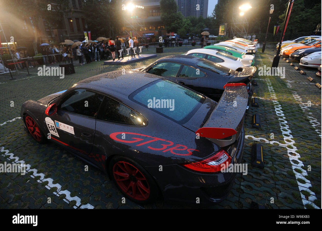 Porsche auto parcheggiate a Xintiandi Plaza a Wuhan, porcellane centrale provincia di Hubei, 30 settembre 2011. 50 Porsche macchine erano parcheggiate a Xintiandi Plaz Foto Stock