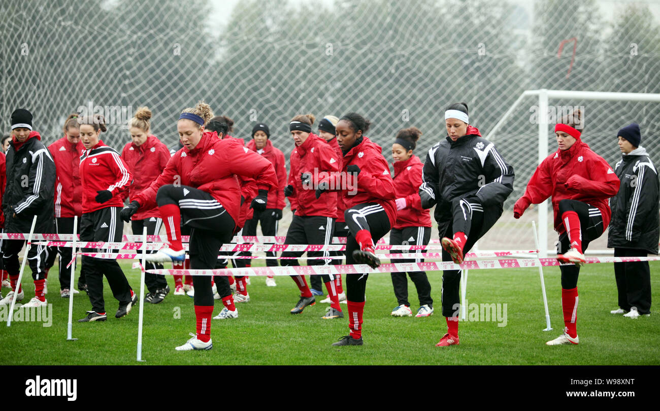 I giocatori di calcio della nazionale canadese womens soccer team pratica durante una sessione di formazione per il 2011 Womens Torneo Quattro Nazioni a Chongqing, Foto Stock