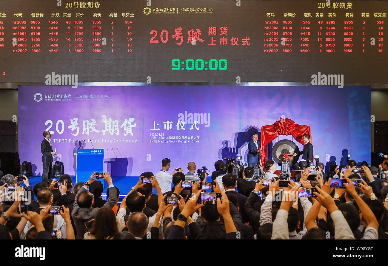 (190813) -- PECHINO, Agosto 13, 2019 (Xinhua) -- foto scattata su agosto 12, 2019 mostra la cerimonia di lancio di yuan denominati in gomma naturale futures, tecnicamente gomma specificata (TSR) 20 futures, in Shanghai Futures Exchange nell est della Cina di Shanghai. Il TSR 20 futures è il paese del quarto Commodity Futures aperti sia a casa e investitori stranieri dopo il petrolio greggio futures, PTA futures e minerale di ferro futures. (Shanghai Futures Exchange/Handout via Xinhua) Foto Stock