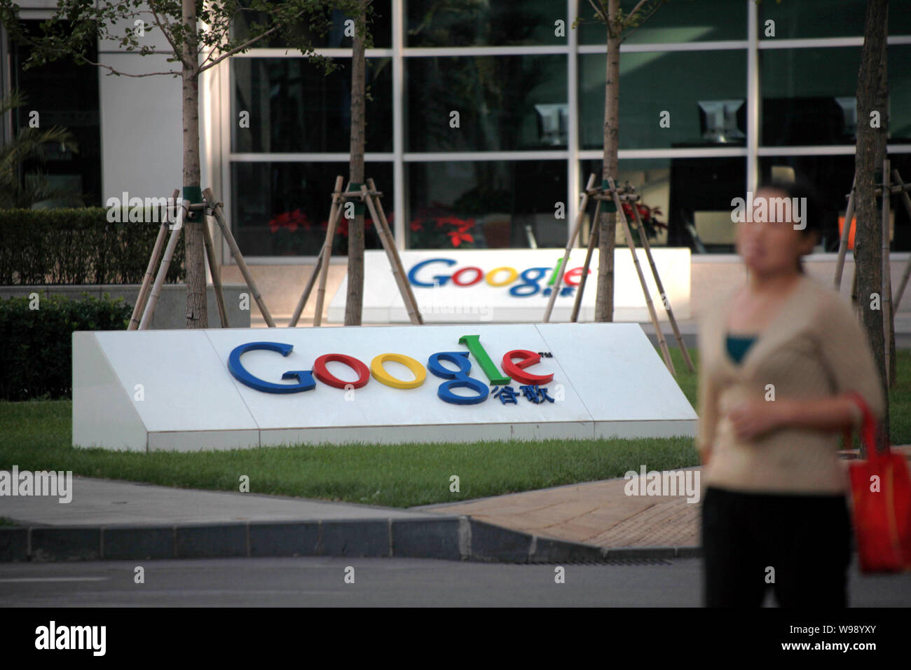 --File-- Una donna cinese passeggiate passato il logo di Google al di fuori della sede di Google in Cina a Pechino in Cina, 3 ottobre 2009. Google è ricaricare Foto Stock