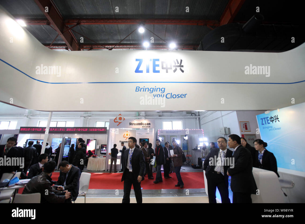 I visitatori sono visti presso lo stand di ZTE Corp durante una mostra a Pechino in Cina, 23 marzo 2010. Cinese di apparecchiature di telecomunicazioni maker ZTE Co Foto Stock