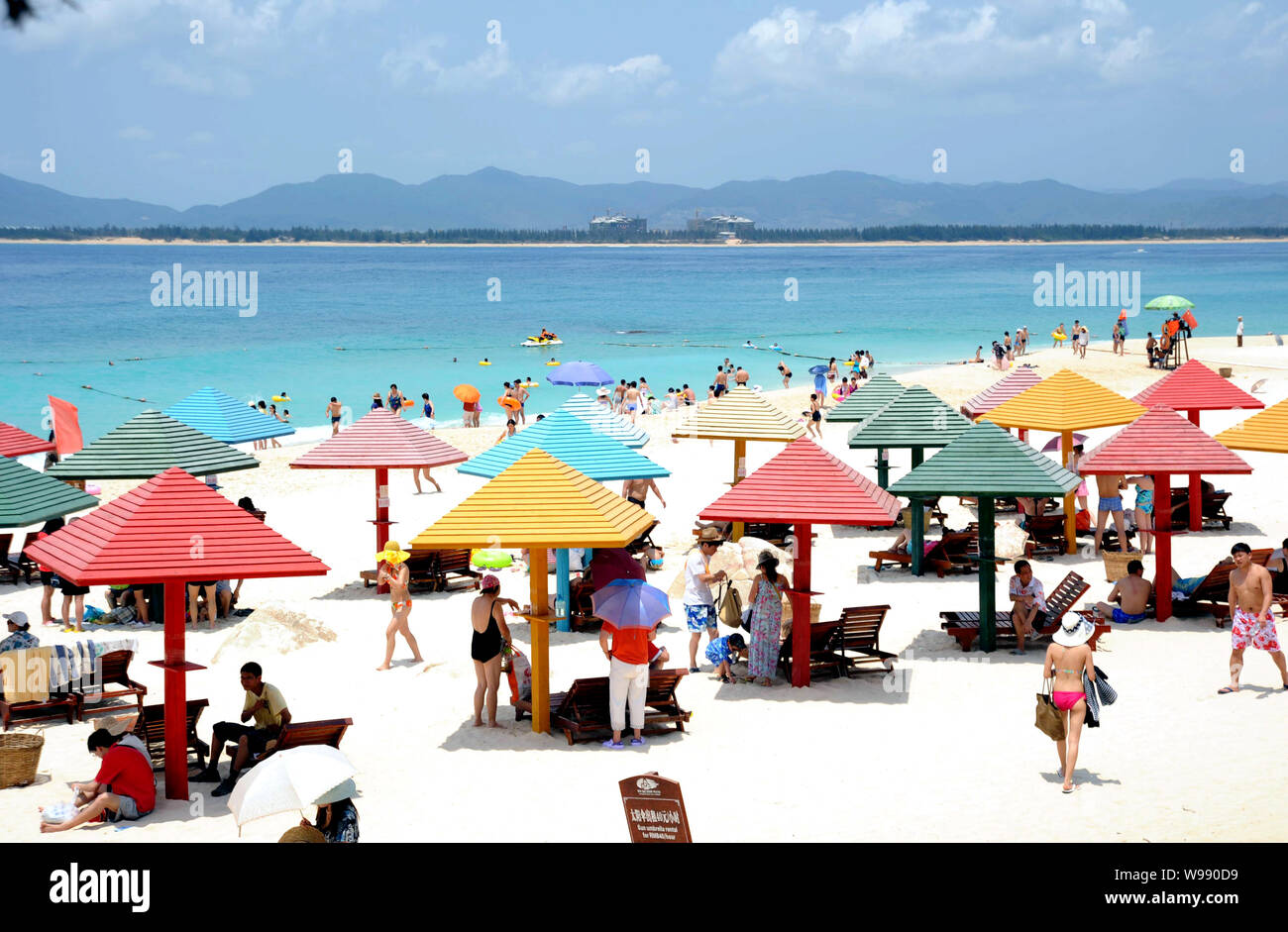 --File-- I turisti sono visti dalla spiaggia nella città di Sanya, sud Chinas Hainan Provincia, 13 aprile 2010. Governatore Hainans detti turisti domestici per il Foto Stock