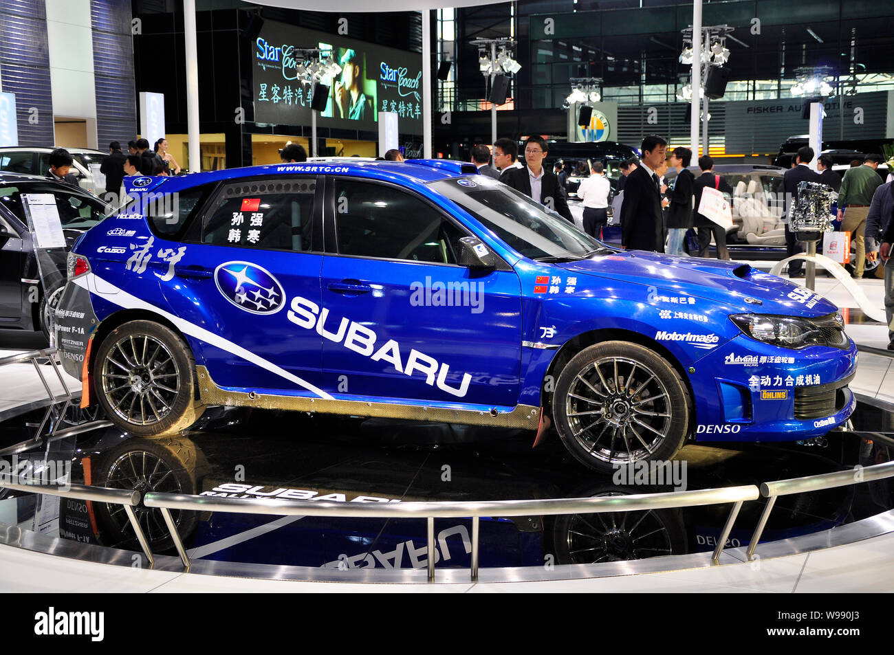 --FILE--i visitatori guardano la Subaru Cusco, di proprietà di Fuji Heavy Industries, visualizzato in occasione della quattordicesima Shanghai industria automobilistica internazionale mostra Foto Stock