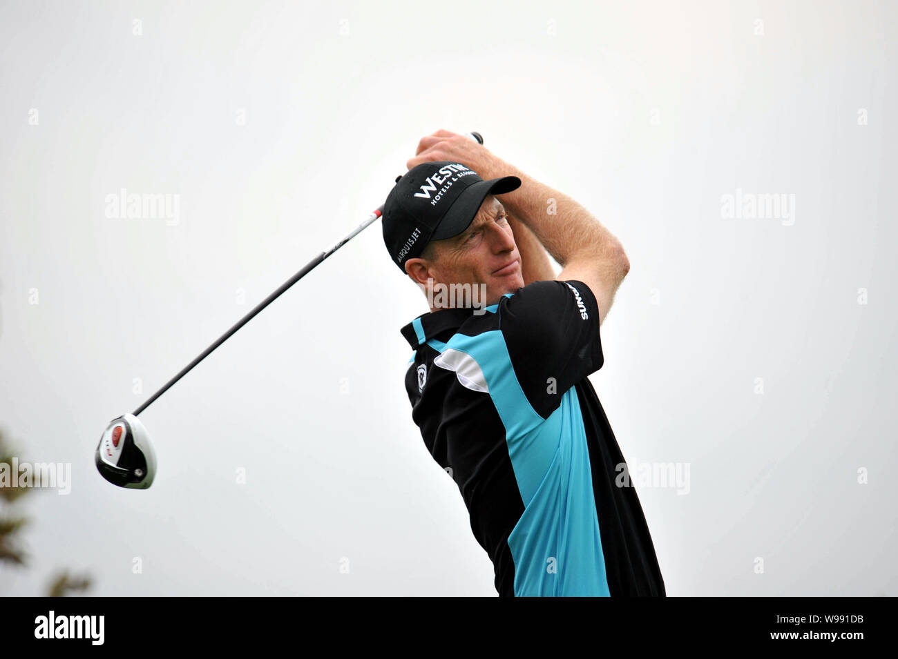 Jim Furyk degli Stati Uniti tees off durante il lago Malaren Shanghai Masters golf tournament in Cina a Shanghai, 27 ottobre 2011. Stati Uniti Aprire cham Foto Stock