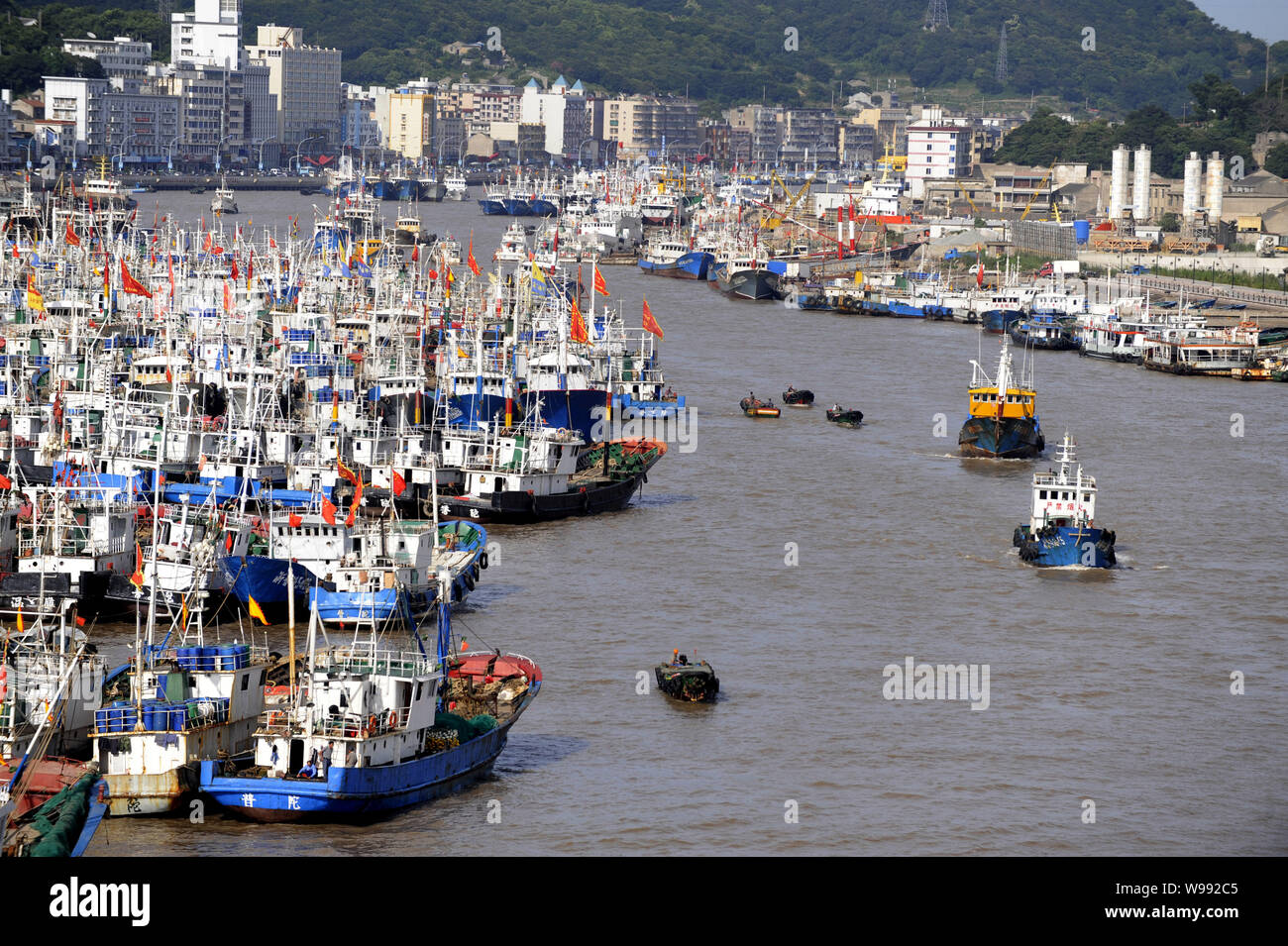 I pescherecci con reti da traino sono alla ricerca di un porto sicuro in Zhoushan, est Chinas nella provincia di Zhejiang, Cina, 4 agosto 2011. La Cina ha emesso un avviso di colore arancione per le onde del mare, t Foto Stock