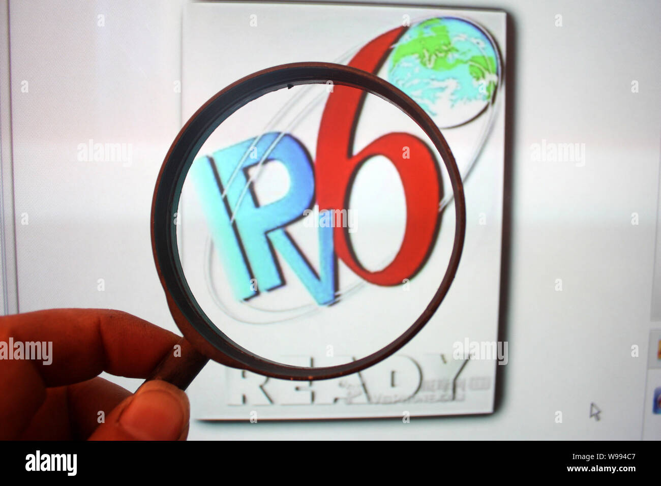 Un Internet cinese utente accede un report online su IPv6 a Chongqing Cina, 6 febbraio 2011. Foto Stock