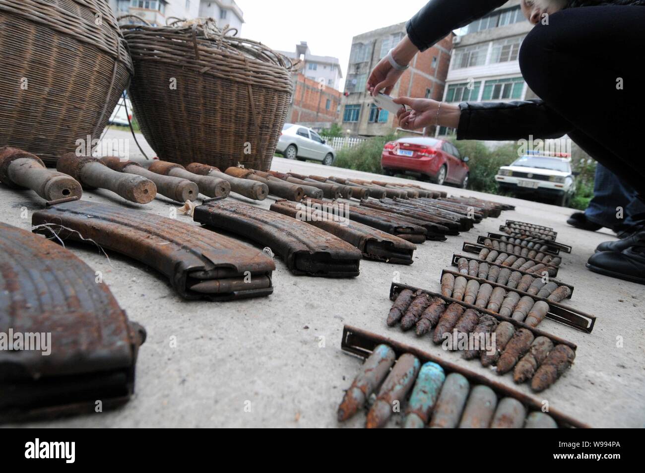 Vista di granate, cartuccia graffe e proiettili che sono stati trovati in un magazzino in Nanning, sud Chinas Guangxi Zhuang Regione autonoma, 9 Dicembre 20 Foto Stock
