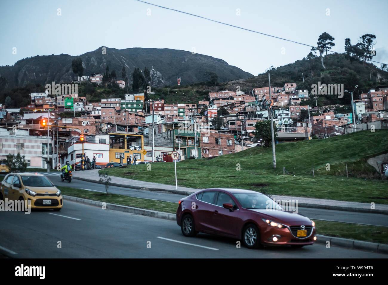 Meno sviluppato barrio costruito nella montagna della metropoli tentacolare di Bogotà, Colombia la città capitale della Foto Stock