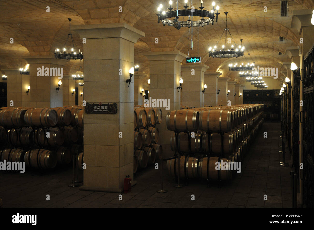 Vista della cantina di storage presso Chateau Changyu AFIP Global a Pechino in Cina, 20 agosto 2011. Chateau Changyu AFIP Global è stato aperto al pubblico J Foto Stock