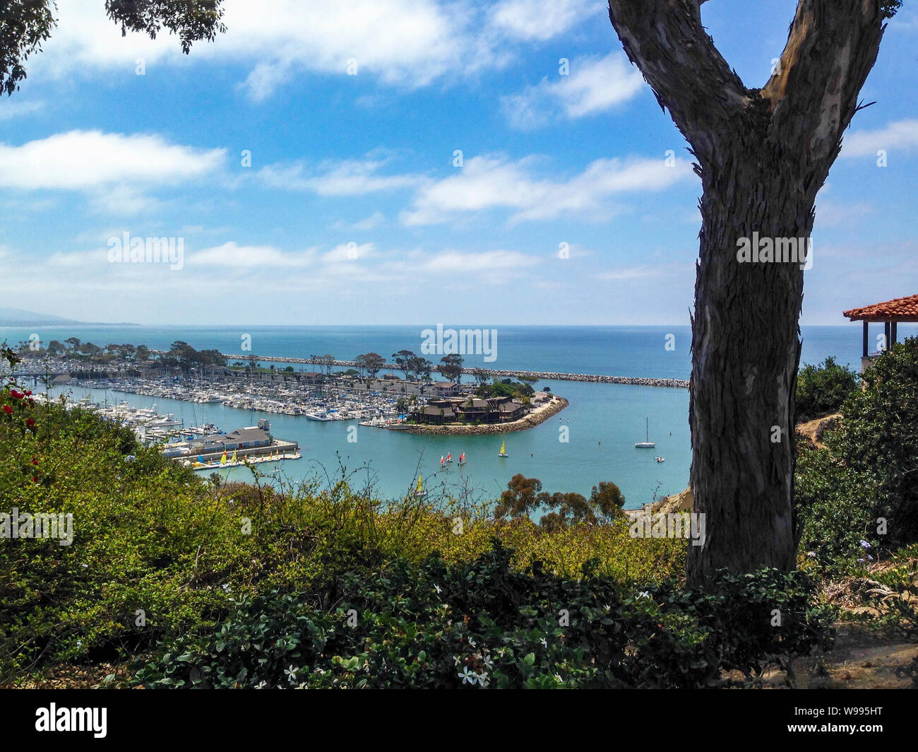 Dana Point, CA / Giugno 25, 2018: spettacolare vista delle barche a vela in Dana Point Porto e Marina, fotografati da colline sopra. Foto Stock