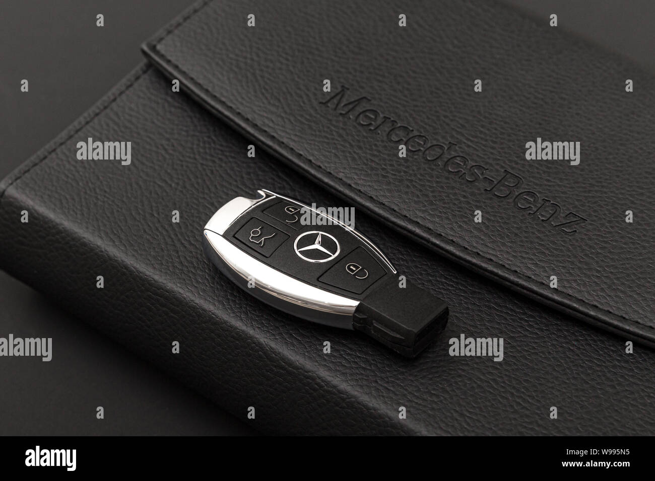 RUSSIA, MOSCA - Dicembre 02, 2018: Mercedes Benz chiave con un nero portafoglio in pelle Foto Stock