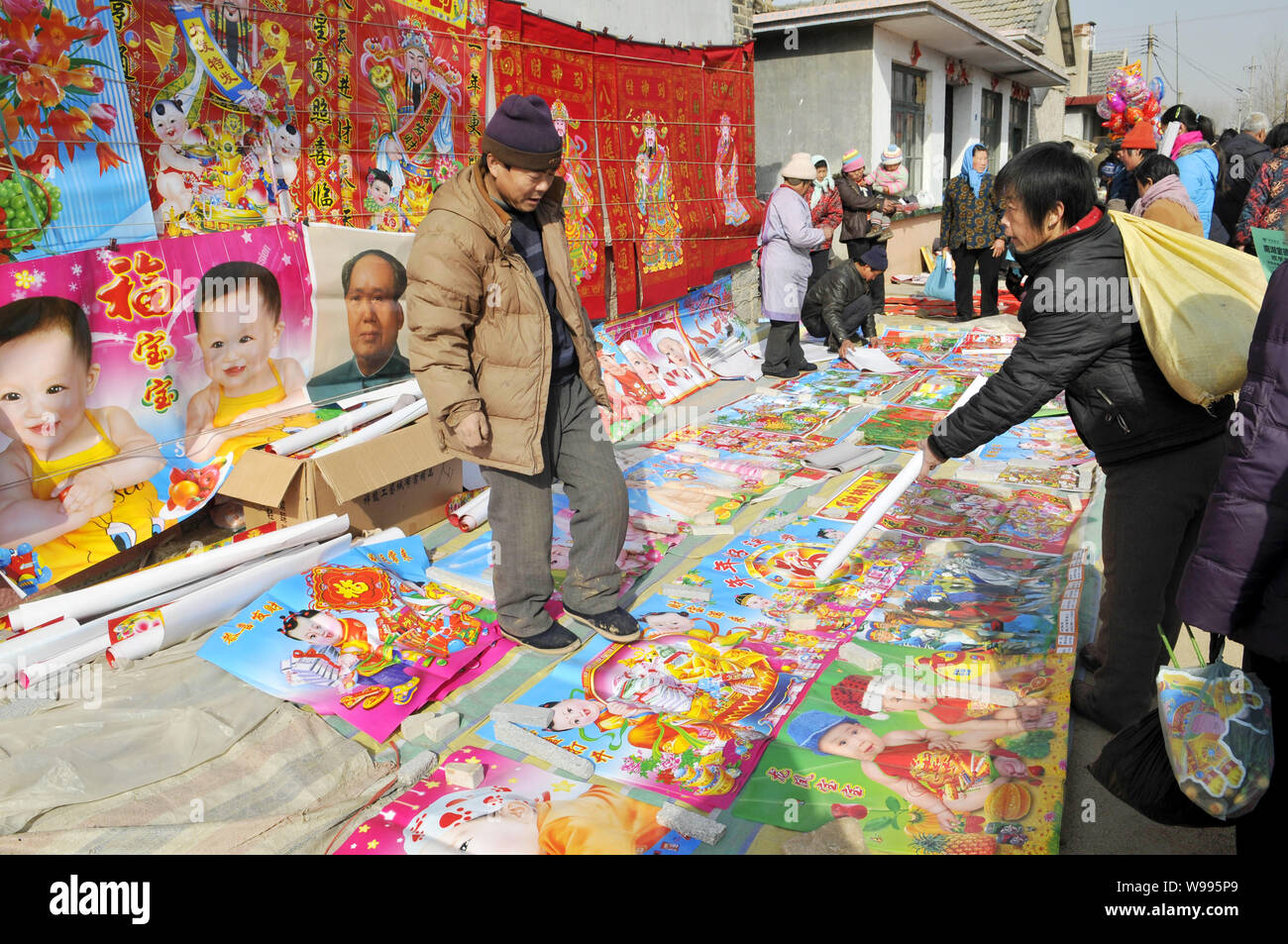 Locali residenti cinesi acquistare Festival di Primavera di cartigli e nuovo anno foto a un bazar nella città di Rizhao, est Chinas provincia di Shandong, 26 gennaio 2011. Foto Stock