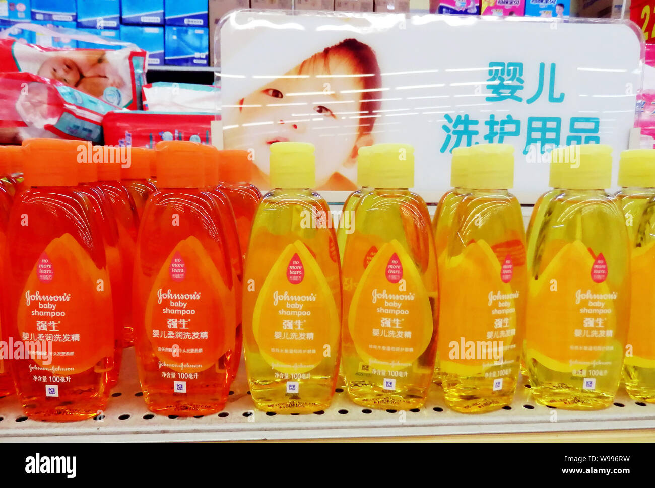 Bottiglie di Johnson & Johnson Baby Shampoo sono in vendita in un supermercato a Shanghai in Cina, 6 novembre 2011. La Cina ha detto il lunedì (7 novembre 2011) Foto Stock