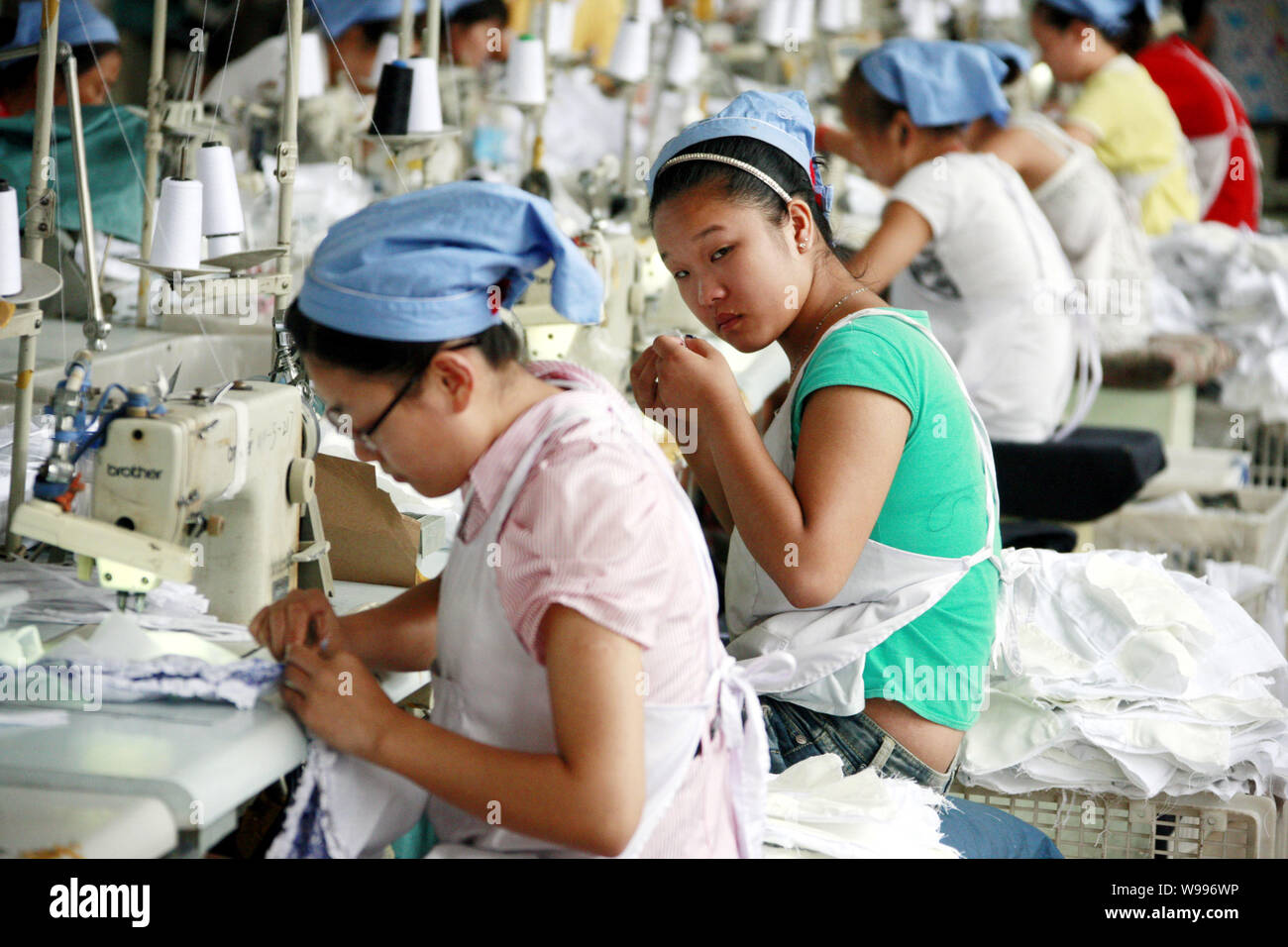 --FILE--femmina di lavoratori cinesi cucire vestiti per essere esportati verso sudest asiatico presso la fabbrica di indumento di Huaibei Qiuyan industriali e commerciali Foto Stock
