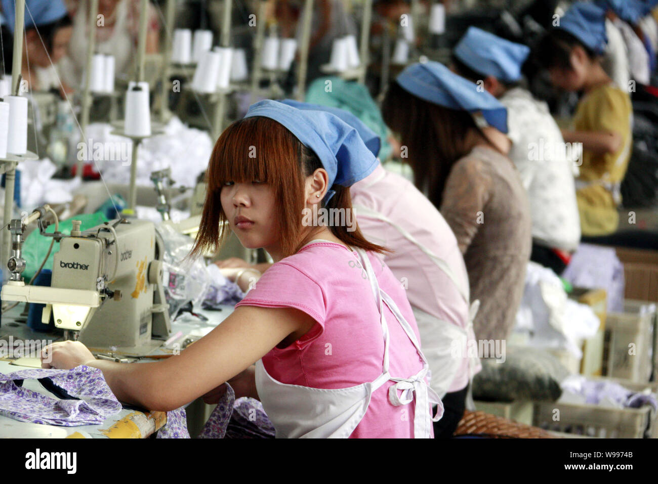 --FILE--femmina di lavoratori cinesi cucire vestiti per essere esportati verso sudest asiatico presso la fabbrica di indumento di Huaibei Qiuyan industriali e commerciali Foto Stock