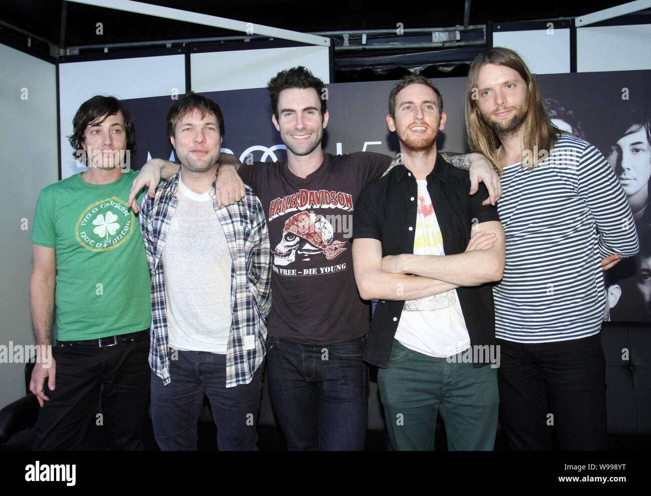 American pop rock band Maroon 5 pone durante un colloquio di lavoro prima del loro concerto a Taipei, Taiwan, 19 maggio 2011. Foto Stock