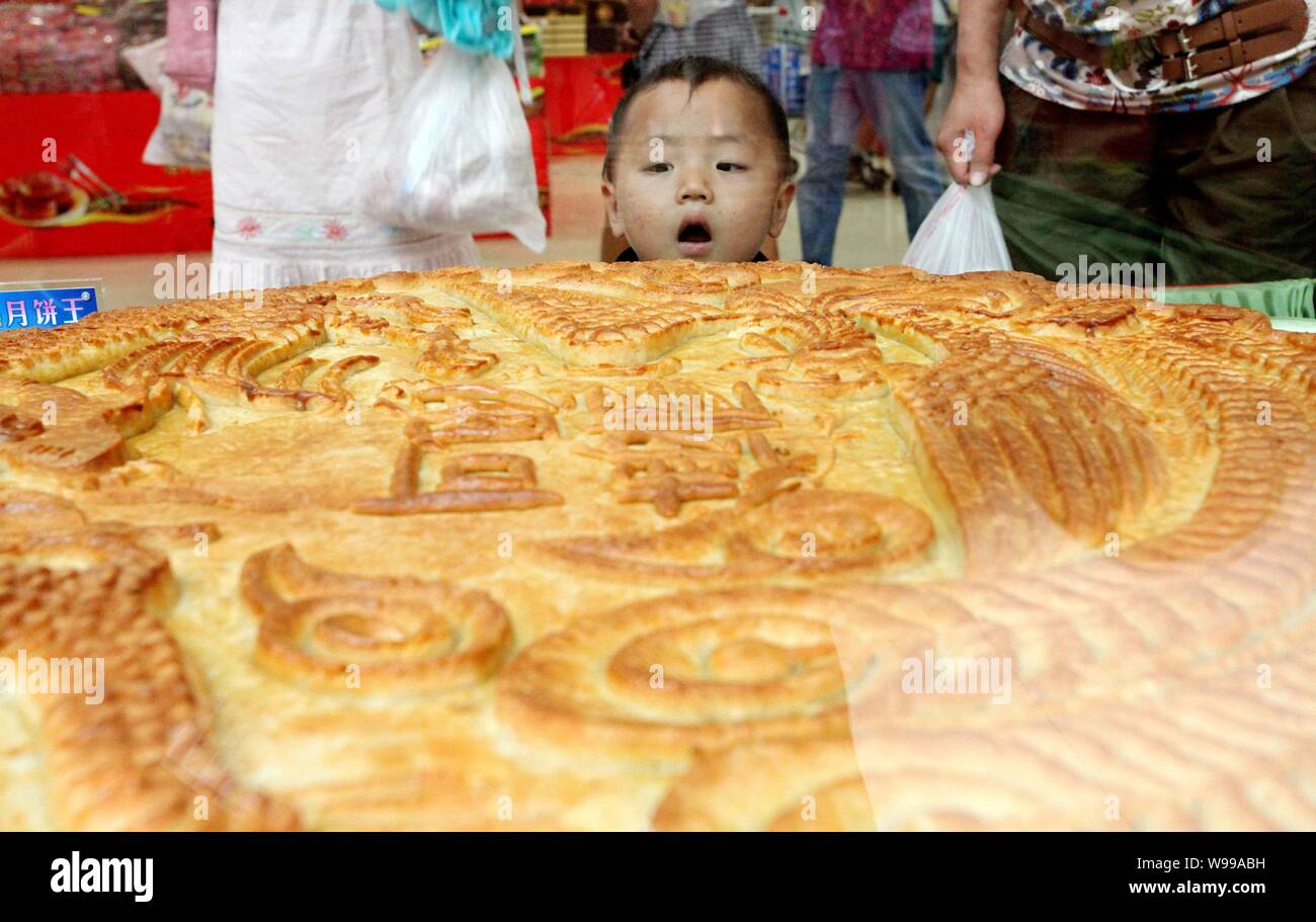 Un enorme mooncake attrae molti clienti in un negozio in Xuchang, porcellane centrale provincia di Henan, 1 settembre 2011. Il cinese tradizionale di metà autunno Festiva Foto Stock