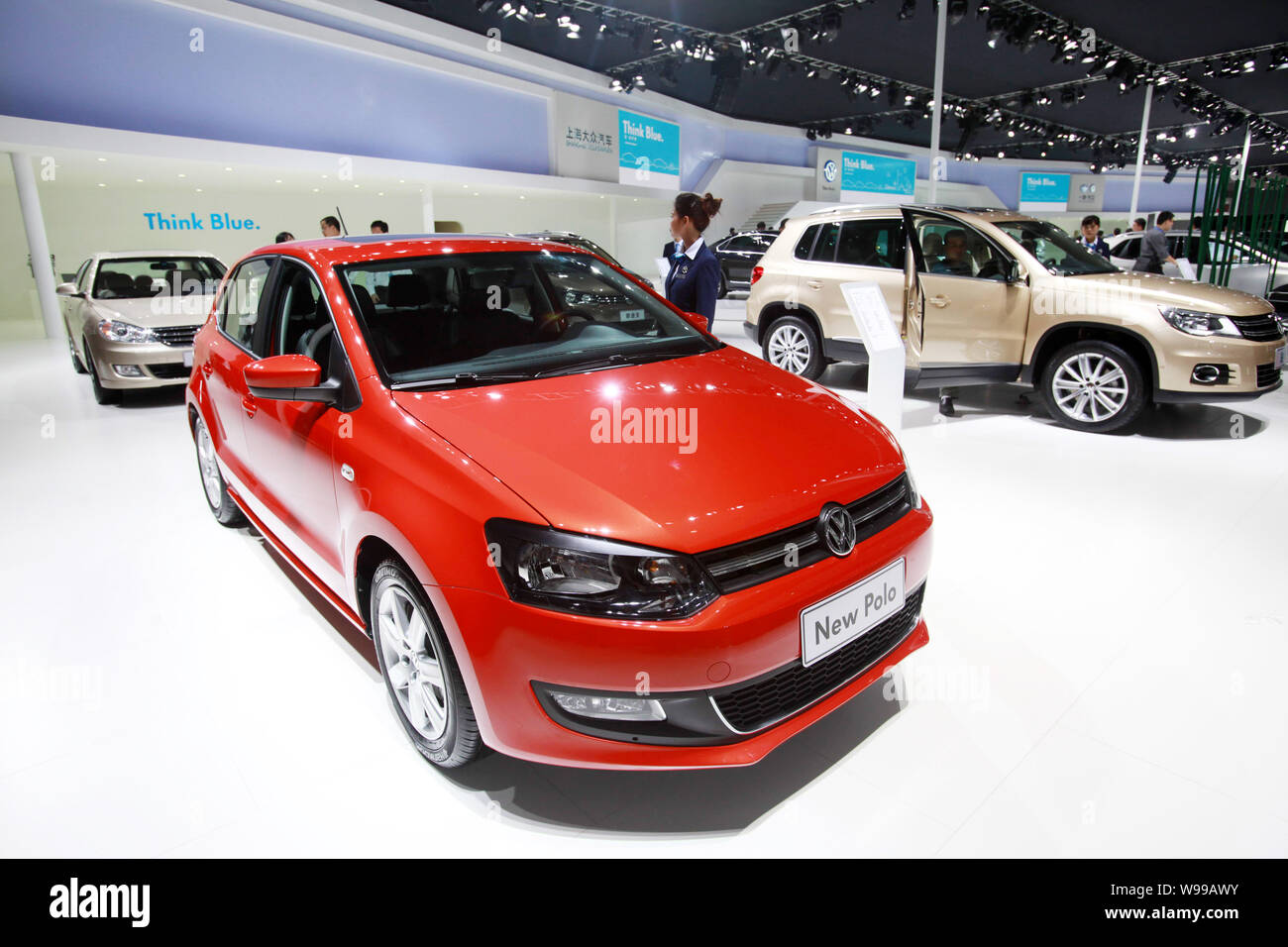 Un nuovo Polo e altre vetture sono illustrati allo stand di Shanghai Volkswagen, una joint venture tra Saic e VW, durante la nona la Cina (Guangzhou) Inte Foto Stock