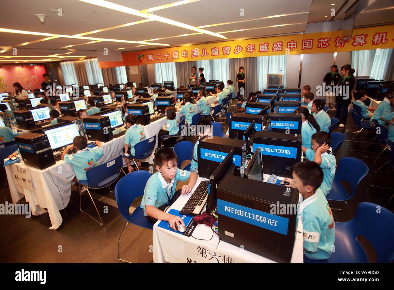 I bambini cinesi competere nel finale del xx nazionali della gioventù concorso di computing a Pechino in Cina, 15 agosto 2011. 350 giovani concorrenti da 30 prov Foto Stock