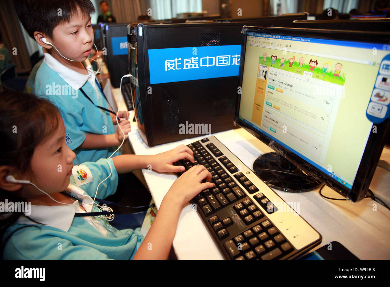 I bambini cinesi di condividere le loro abilità con il computer nel finale del xx nazionali della gioventù concorso di computing a Pechino in Cina, 15 agosto 2011. 350 giovani cont Foto Stock