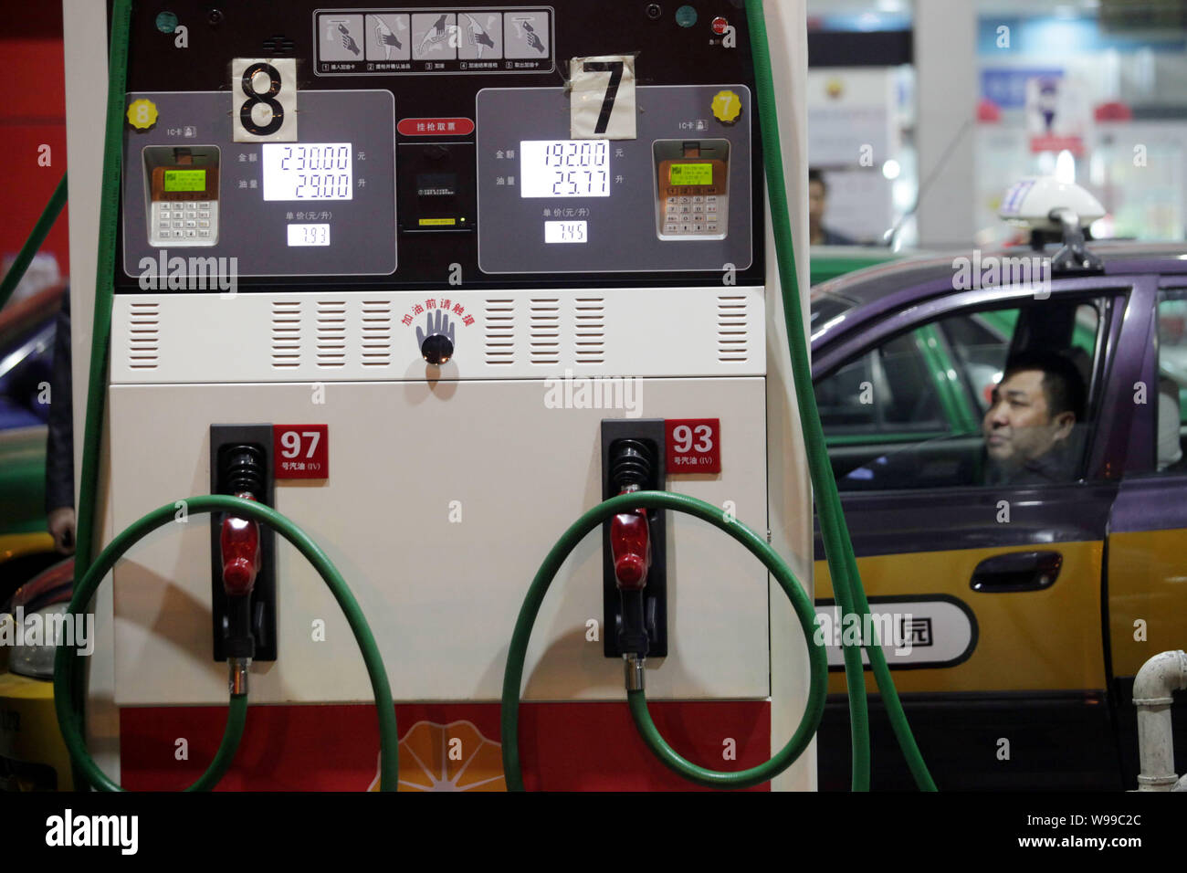 Le vetture sono in fase di rifornimento di carburante in una stazione di benzina a Pechino, in Cina, il 6 aprile 2011. Cina, Asias più grande consumatore di olio, sollevato retail a benzina e a diesel prezzo Foto Stock