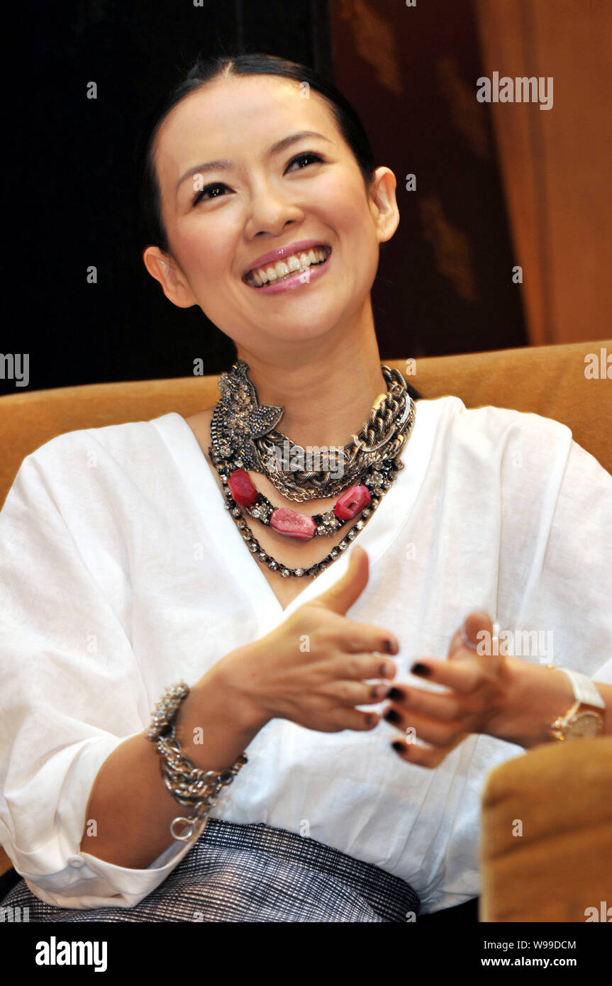 Attrice cinese Zhang Ziyi è intervistato dopo una conferenza stampa per il film fino alla morte fare parte di noi, a Hong Kong, Cina, 22 marzo 2011. Foto Stock