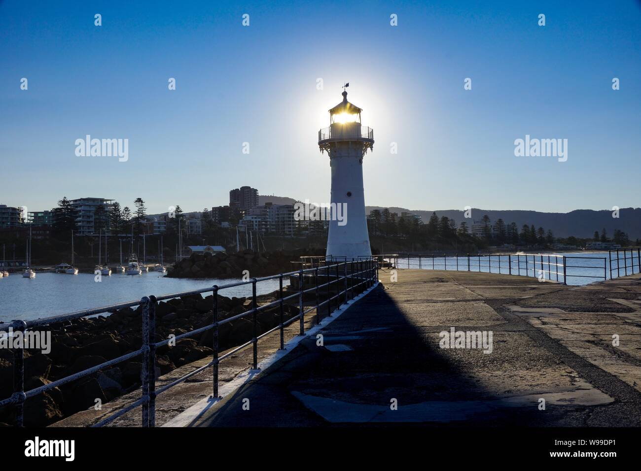 Wollongong frangionde faro con impostazione di sun streaming attraverso la lanterna camera su 07 Agosto 2019 Foto Stock