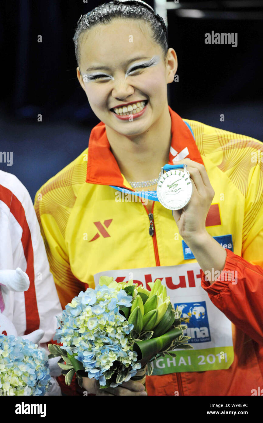 Medaglia di argento Huang Xuechen della Cina mostra la sua medaglia alla cerimonia di consegna del premio per il tecnico di solista di nuoto sincronizzato concorrenza durante il XIV Foto Stock