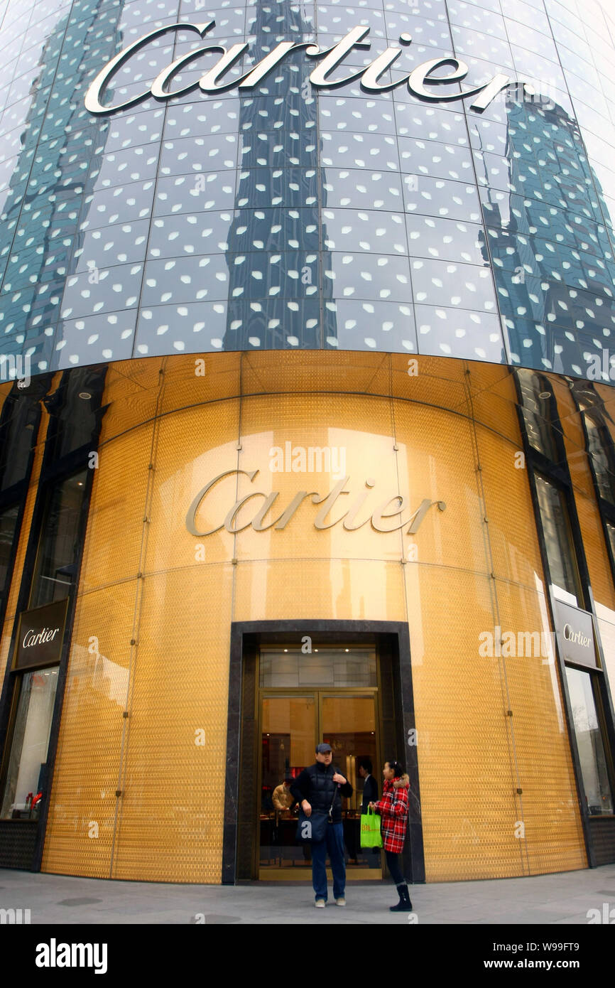 I residenti locali sono visti al di fuori di una boutique Cartier a Shanghai in Cina, 21 gennaio, 2011. Come Chinas appetito per le etichette di lusso di barili in avanti, fine Foto Stock