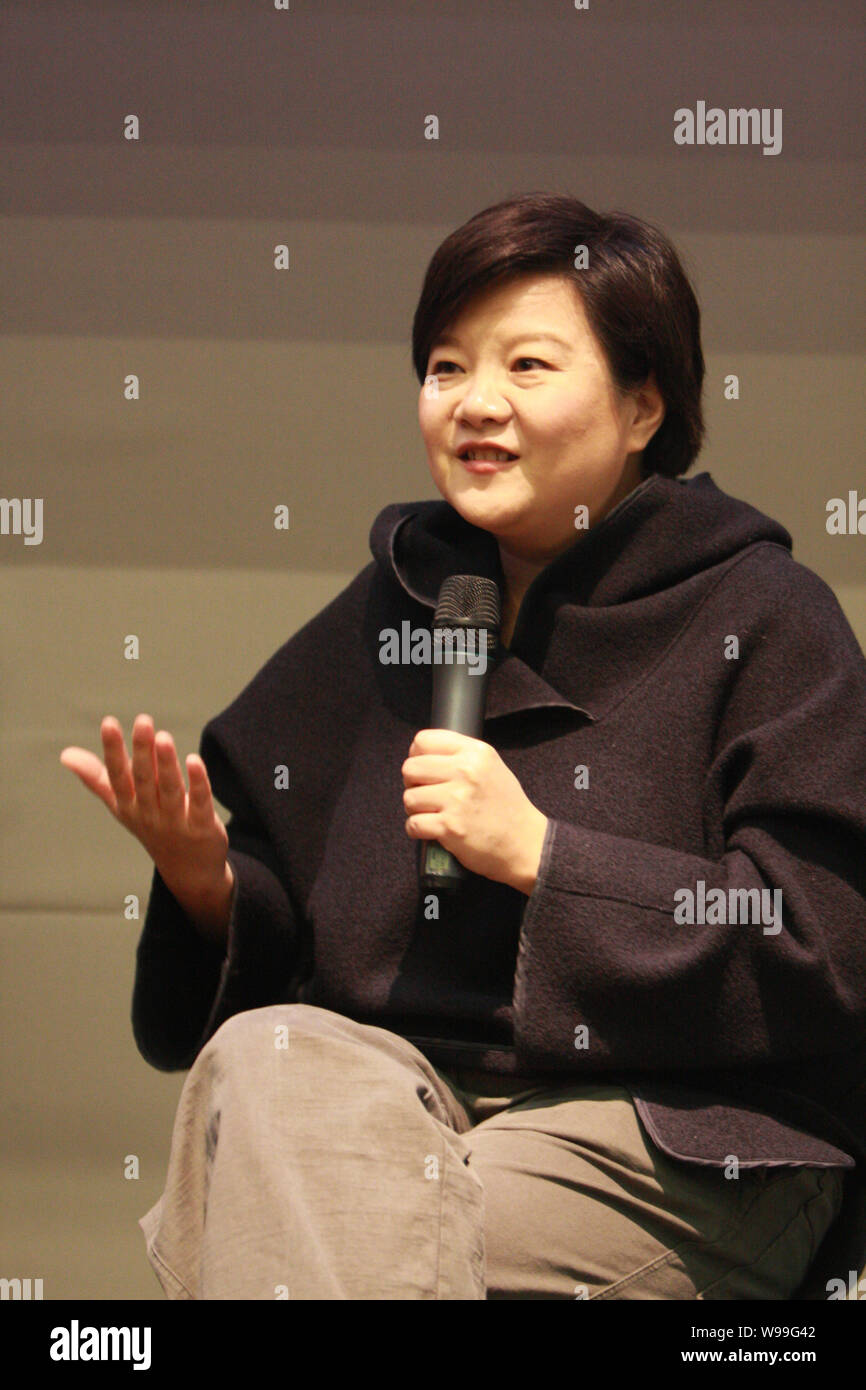 --FILE--Hung Huang, una celebrità rivista editore, parla durante un'intervista a Pechino, in Cina, il 2 aprile 2009. Hung Huang, una celebrità rivista pub Foto Stock