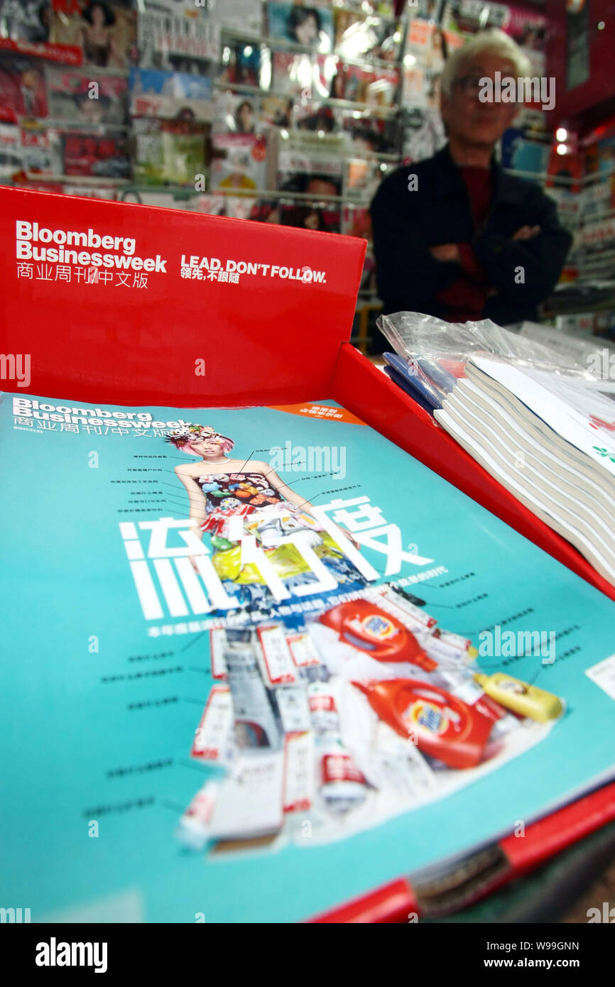 Le copie di un nuovo problema di Bloomberg Businessweek Cina magazine sono in vendita in edicola in Cina a Shanghai, 16 novembre 2011. Bloomberg Busin Foto Stock