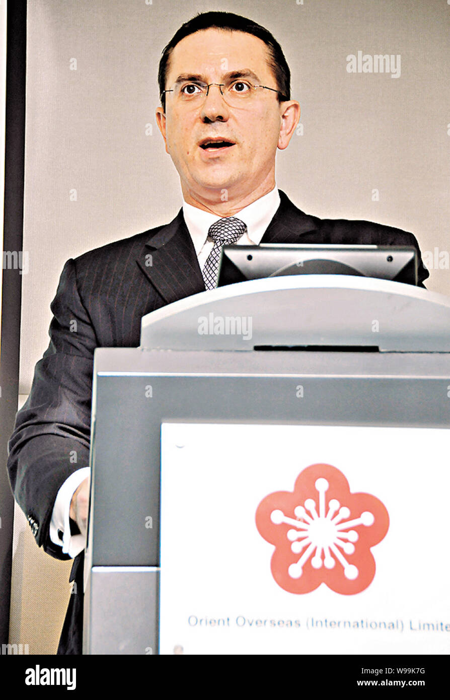 Ken Cambie, Chief Financial Officer di Orient Overseas (internazionale) Limited, parla nel corso di una conferenza stampa a Hong Kong, Cina, Marzo 14, 2011. Un Foto Stock