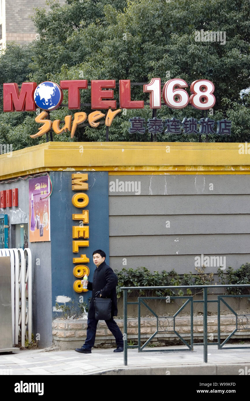 --File-- un uomo cinese passeggiate passato un Motel168 hotel in Cina a Shanghai, 15 febbraio 2008. Porcellane di bilancio più grande fornitore di servizi di alloggio e investo privato Foto Stock