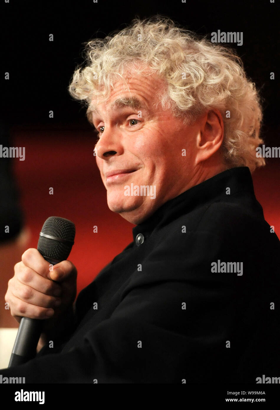 Sir Simon Rattle, direttore principale della Filarmonica di Berlino, parla nel corso di una conferenza stampa per il concerto di Pechino della Filarmonica di Berlino su i Foto Stock