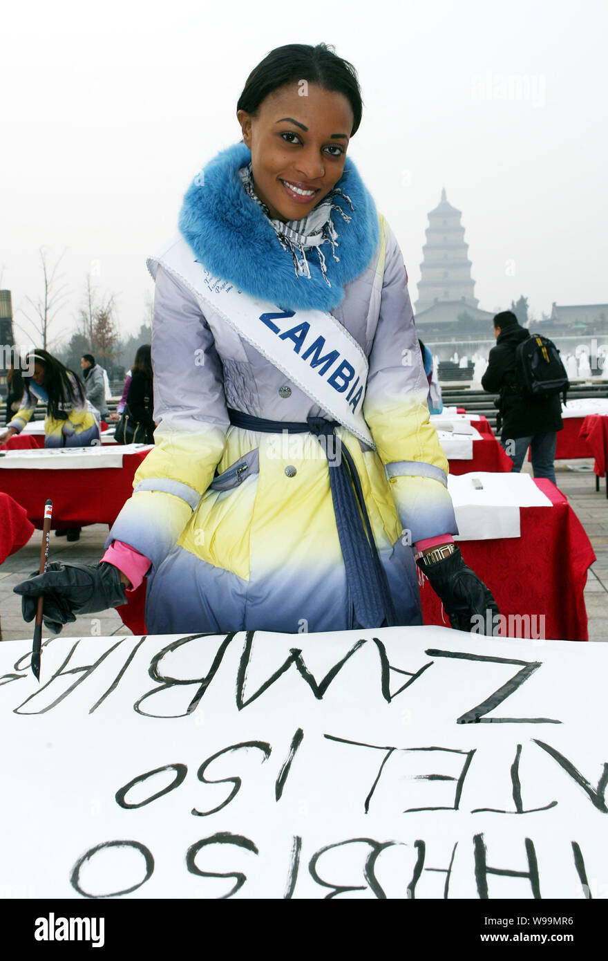 Miss Zambia Sthabiso Mteliso e altri concorrenti di Miss Turismo Internazionale Queen 2011 pratica calligraphy durante una cerimonia vicino al Grande Wi Foto Stock