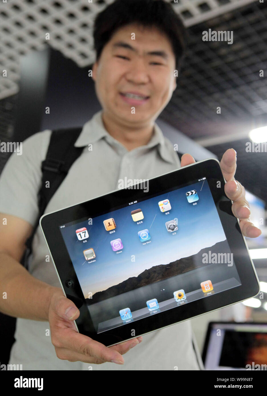 --FILE--un cliente cinese mostra il suo iPad Apple Tablet PC in un apparecchio domestico store a Pechino in Cina, 17 settembre 2010. Il cinese fan di Apple sono wai Foto Stock