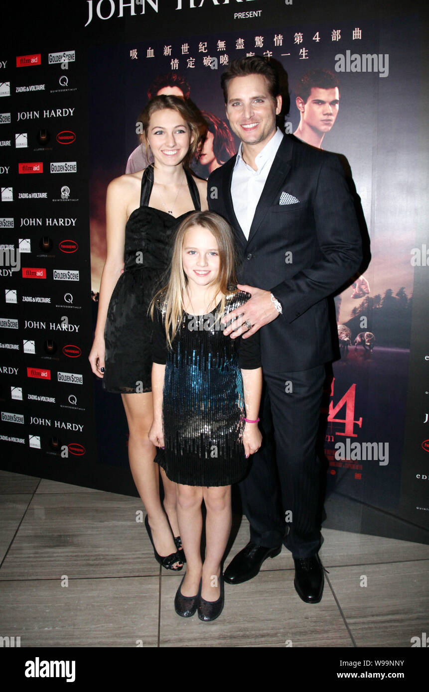 Usa attore Peter Facinelli e le sue figlie frequentano un evento promozionale per il film di Twilight Saga: Rottura dell'Alba - Parte 1, a Hong Kong, Cina Foto Stock