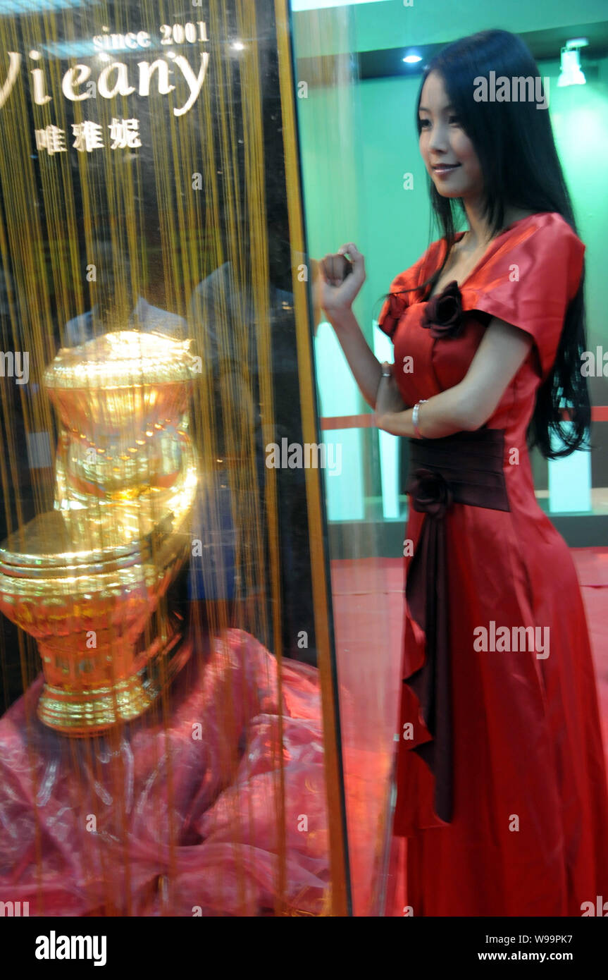 Un modello pone l'oro wc durante l'undicesimo mondiale Vertice igienica e Expo in Haikou, sud Chinas Hainan provincia, 22 novembre 2011. La Shiny s Foto Stock